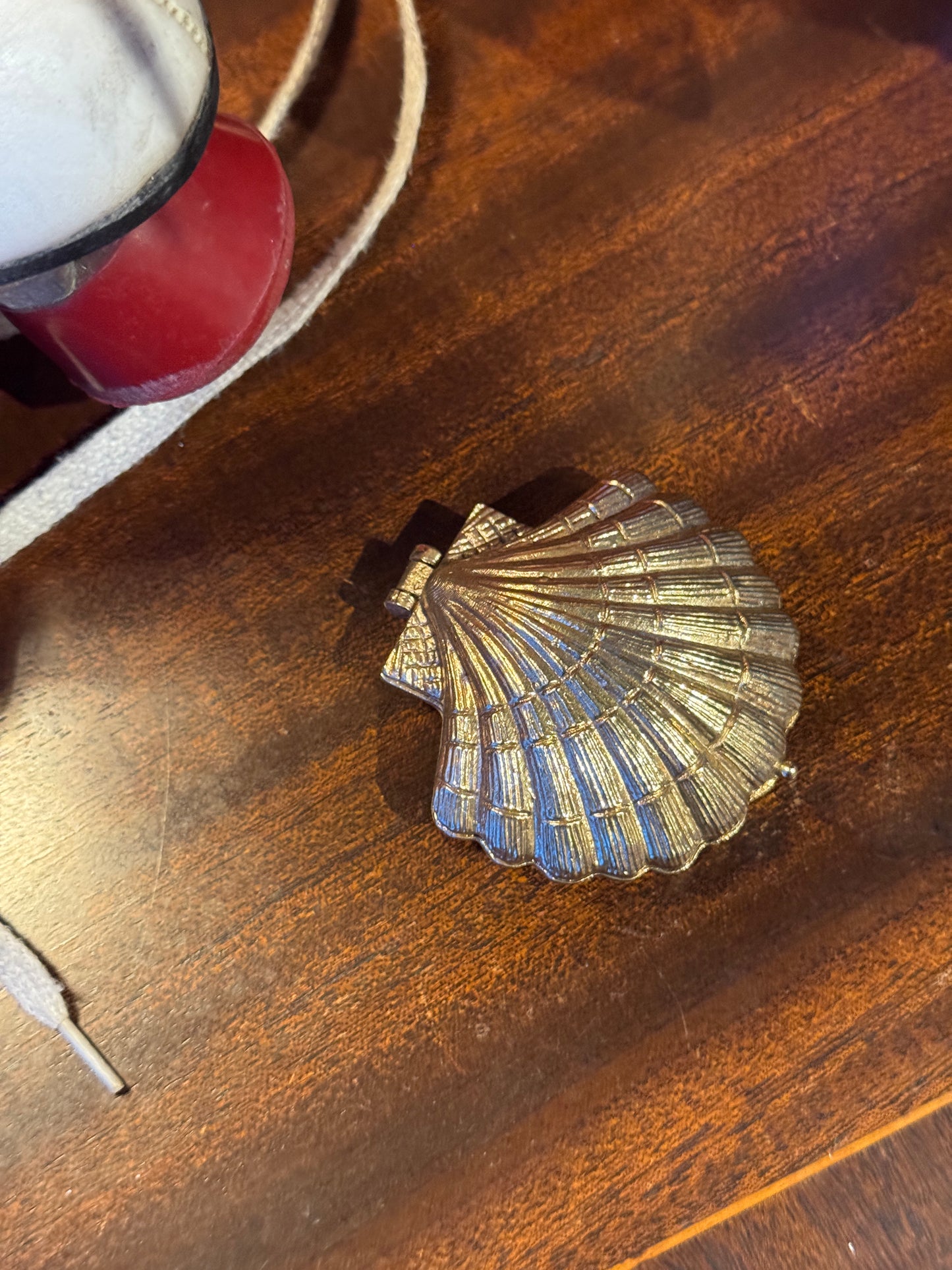 Gold Clam Shell Trinket Compact