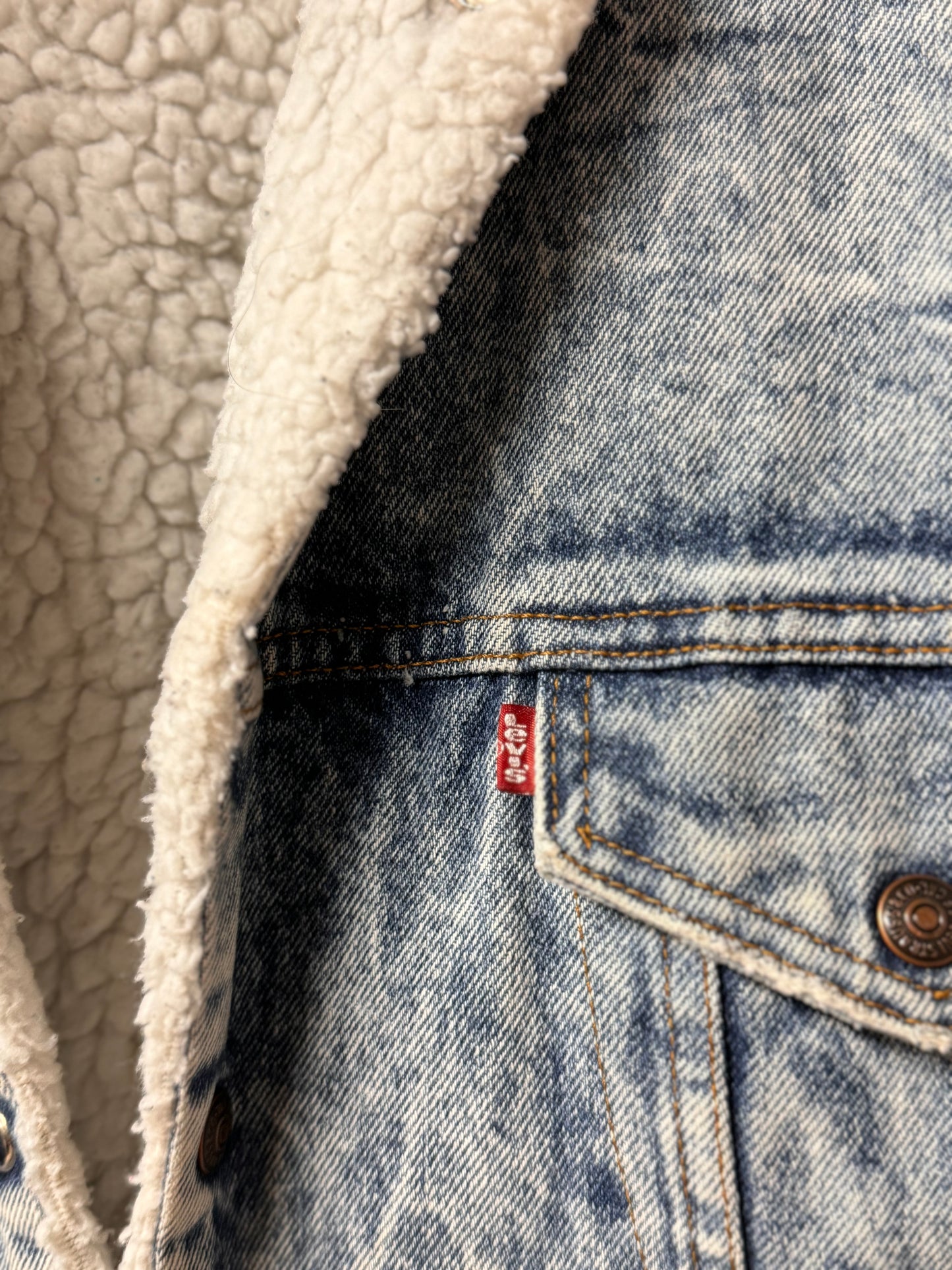 Vintage Levis Denim Jacket with Sheepskin Lining [M]