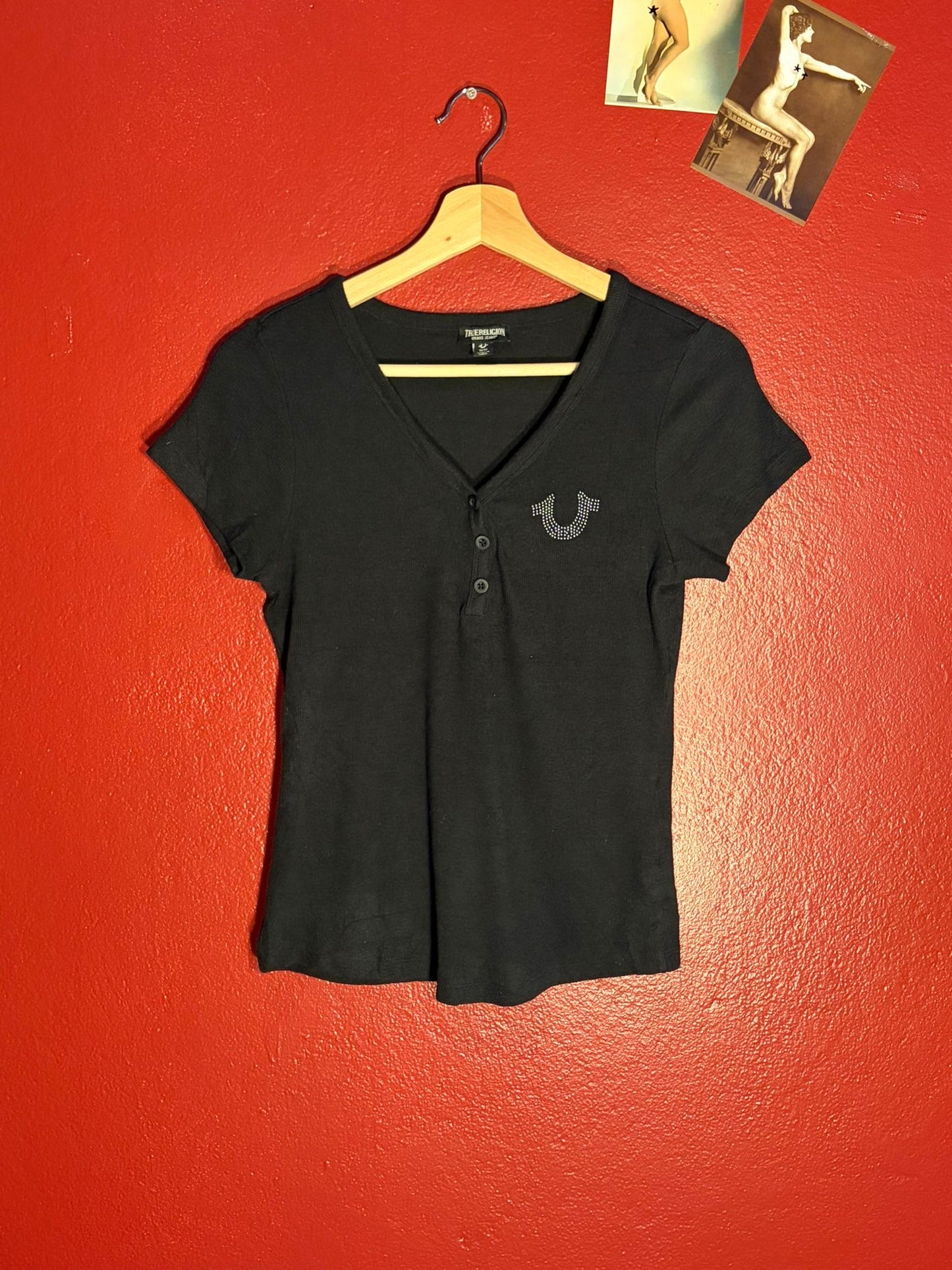 True Religion Rhinestone Horseshoe Henley T-Shirt [M]