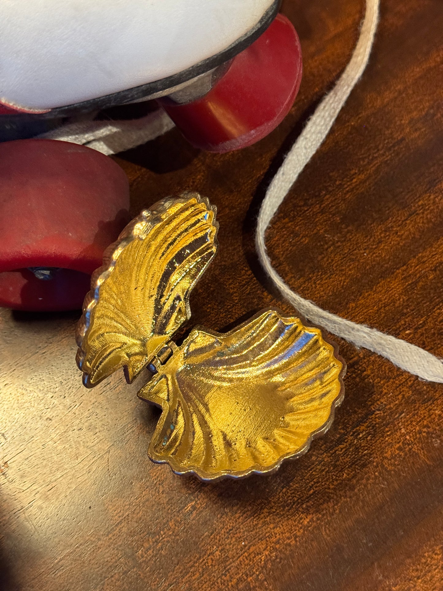 Gold Clam Shell Trinket Compact
