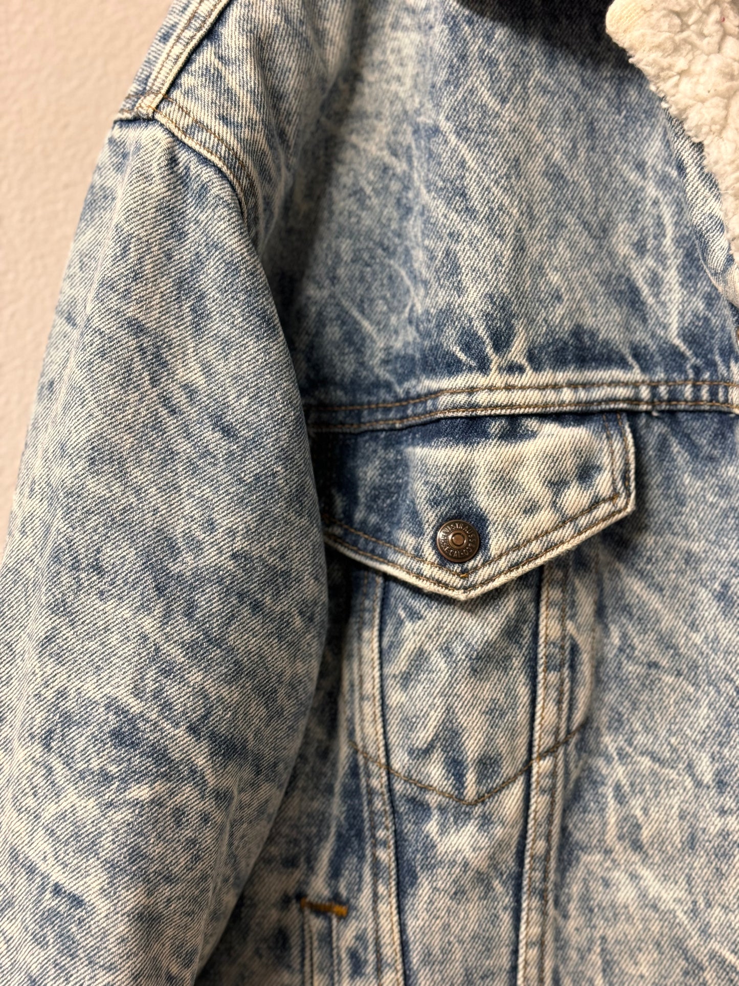 Vintage Levis Denim Jacket with Sheepskin Lining [M]